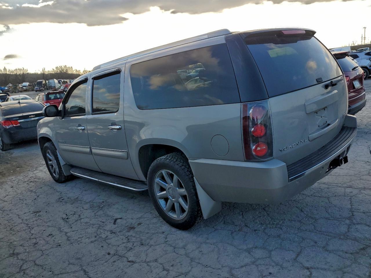 2007 GMC YUKON XL DENALI photo 2