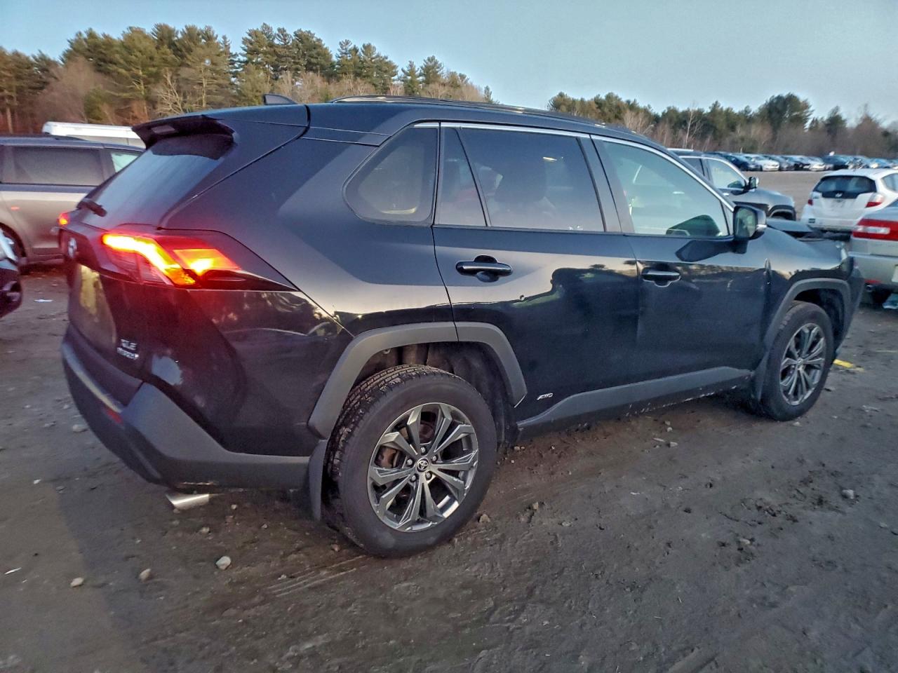 2022 TOYOTA RAV4 XLE PREMIUM photo 3