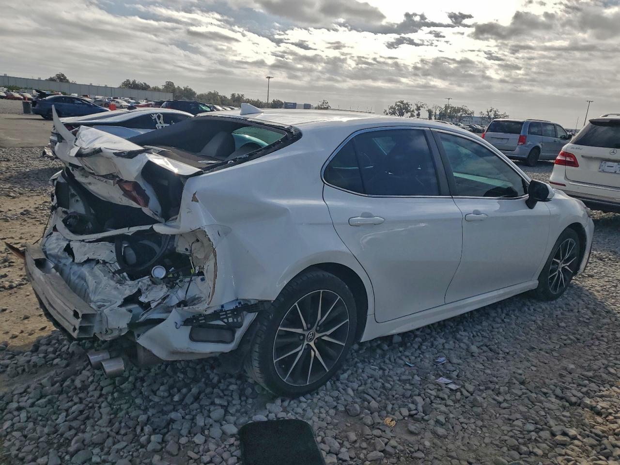 2022 TOYOTA CAMRY SE photo 3