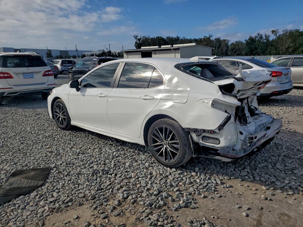 2022 TOYOTA CAMRY SE photo 2