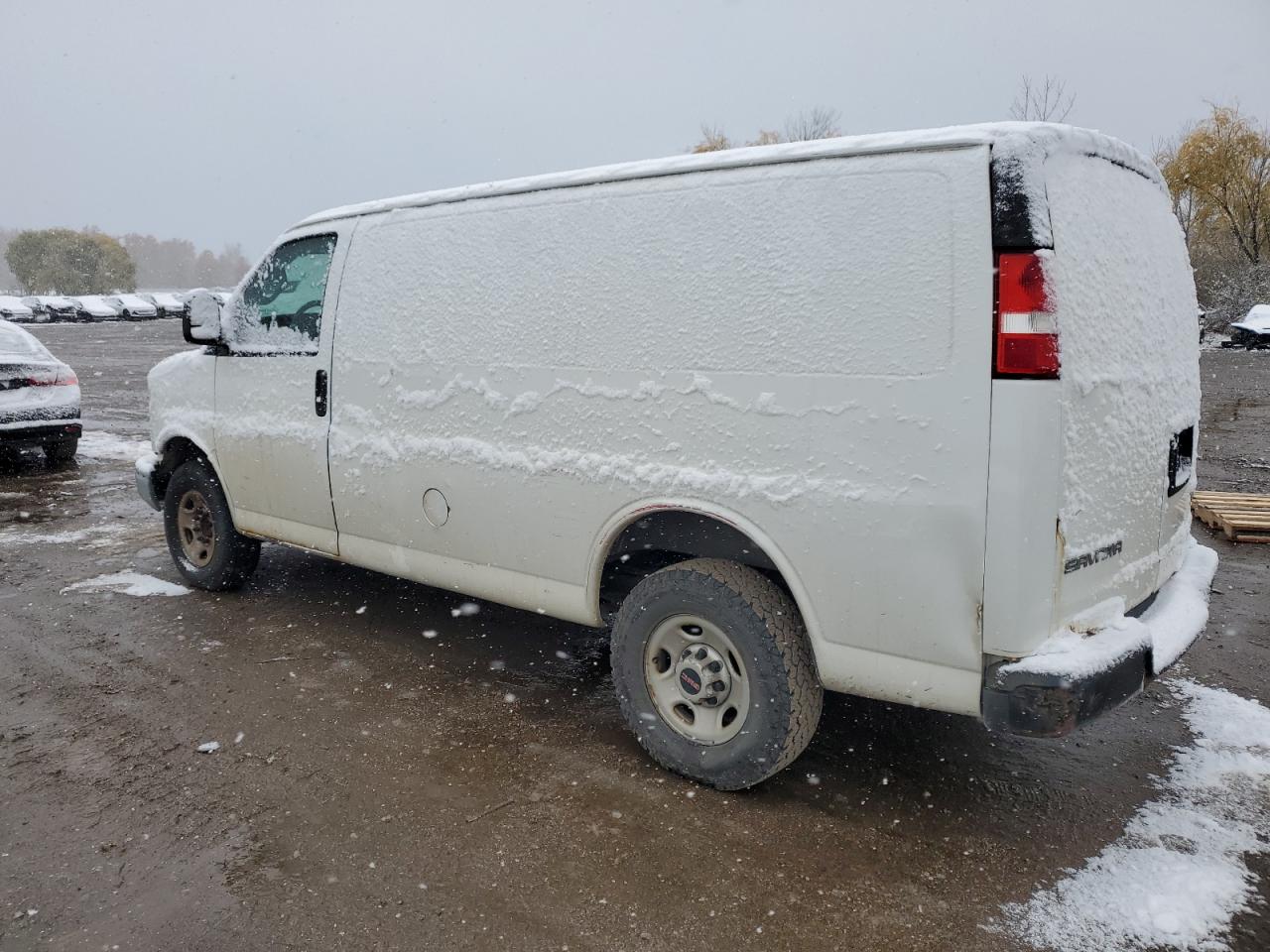2017 GMC SAVANA G2500 photo 2