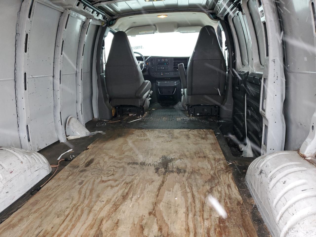 2017 GMC SAVANA G2500 photo 10
