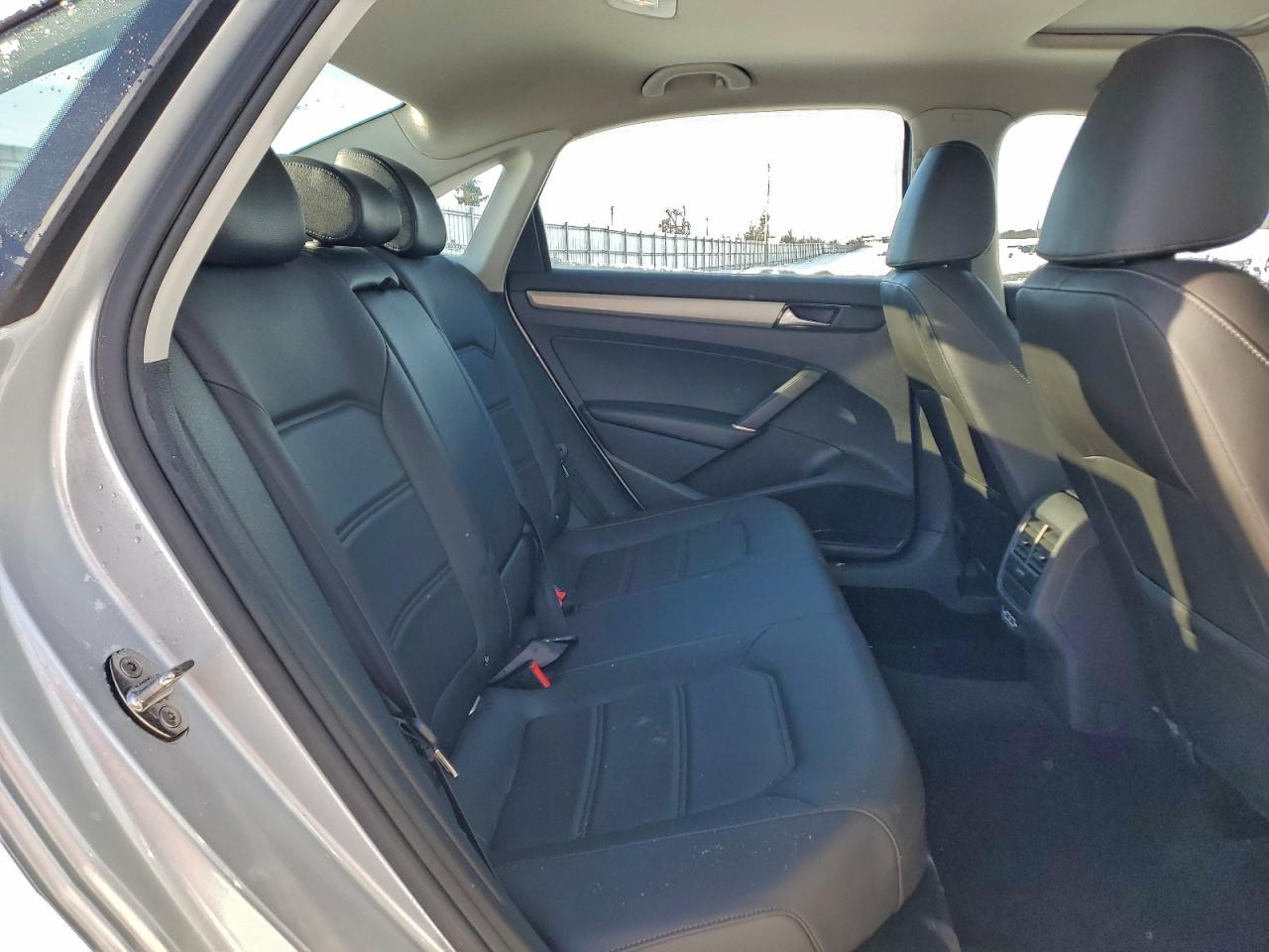 2021 VOLKSWAGEN PASSAT SE photo 10