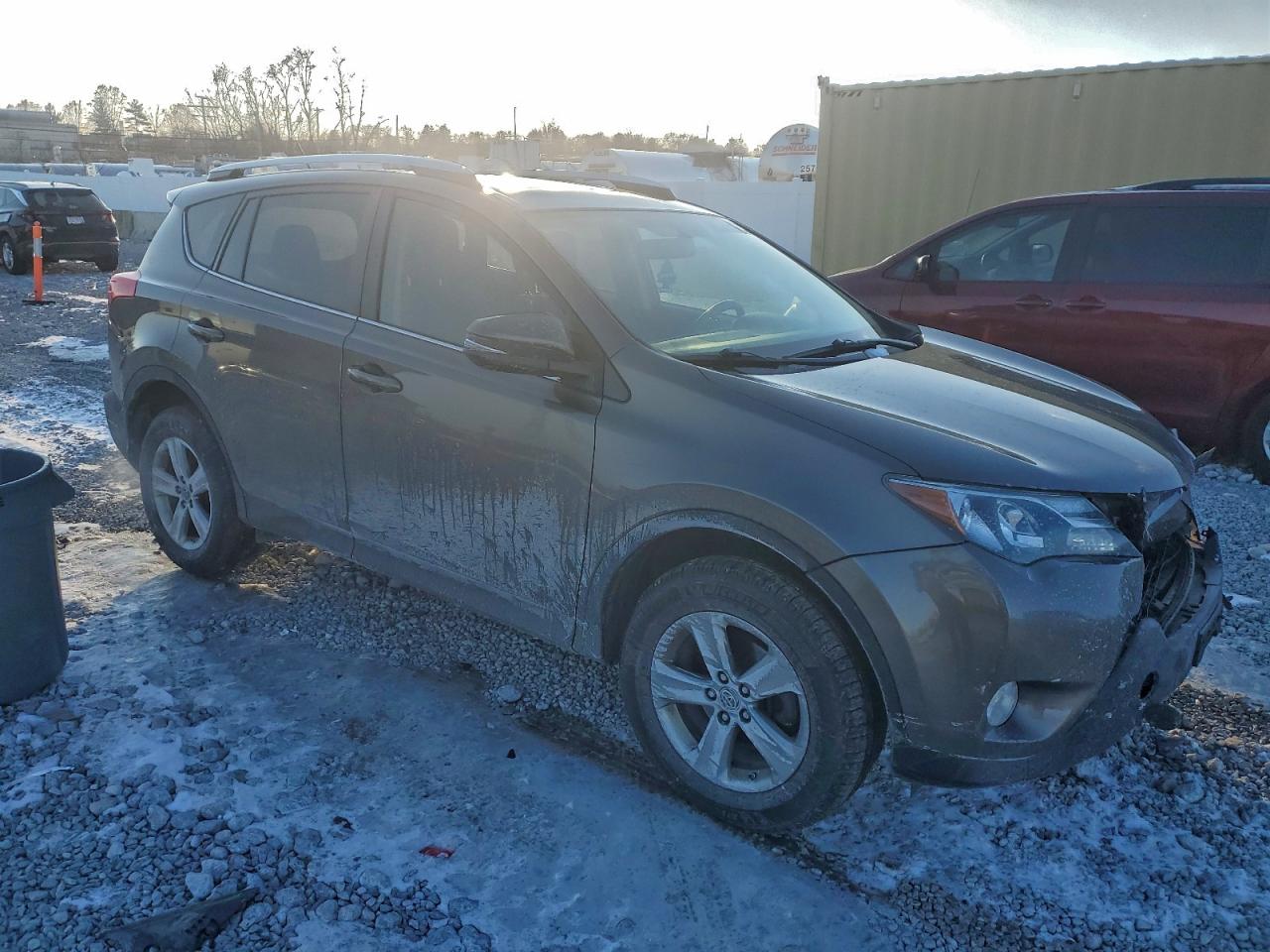2015 TOYOTA RAV4 XLE photo 4