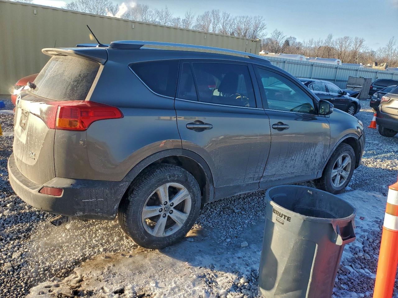 2015 TOYOTA RAV4 XLE photo 3