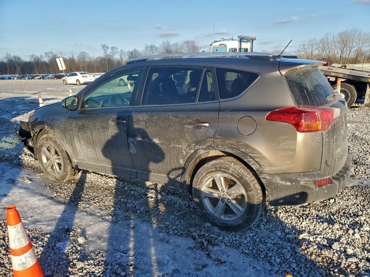 2015 TOYOTA RAV4 XLE photo 2