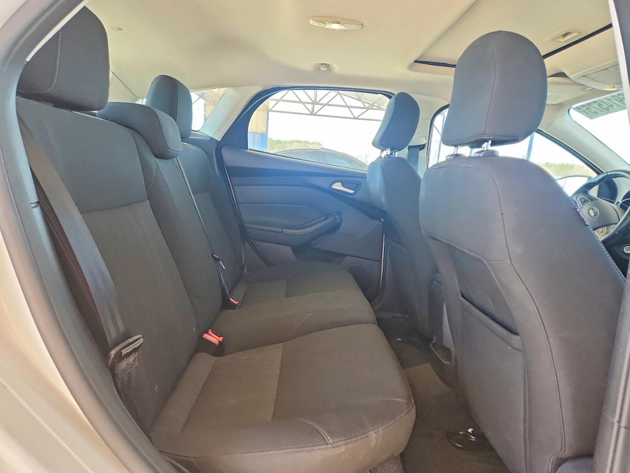 2015 FORD FOCUS SE photo 10