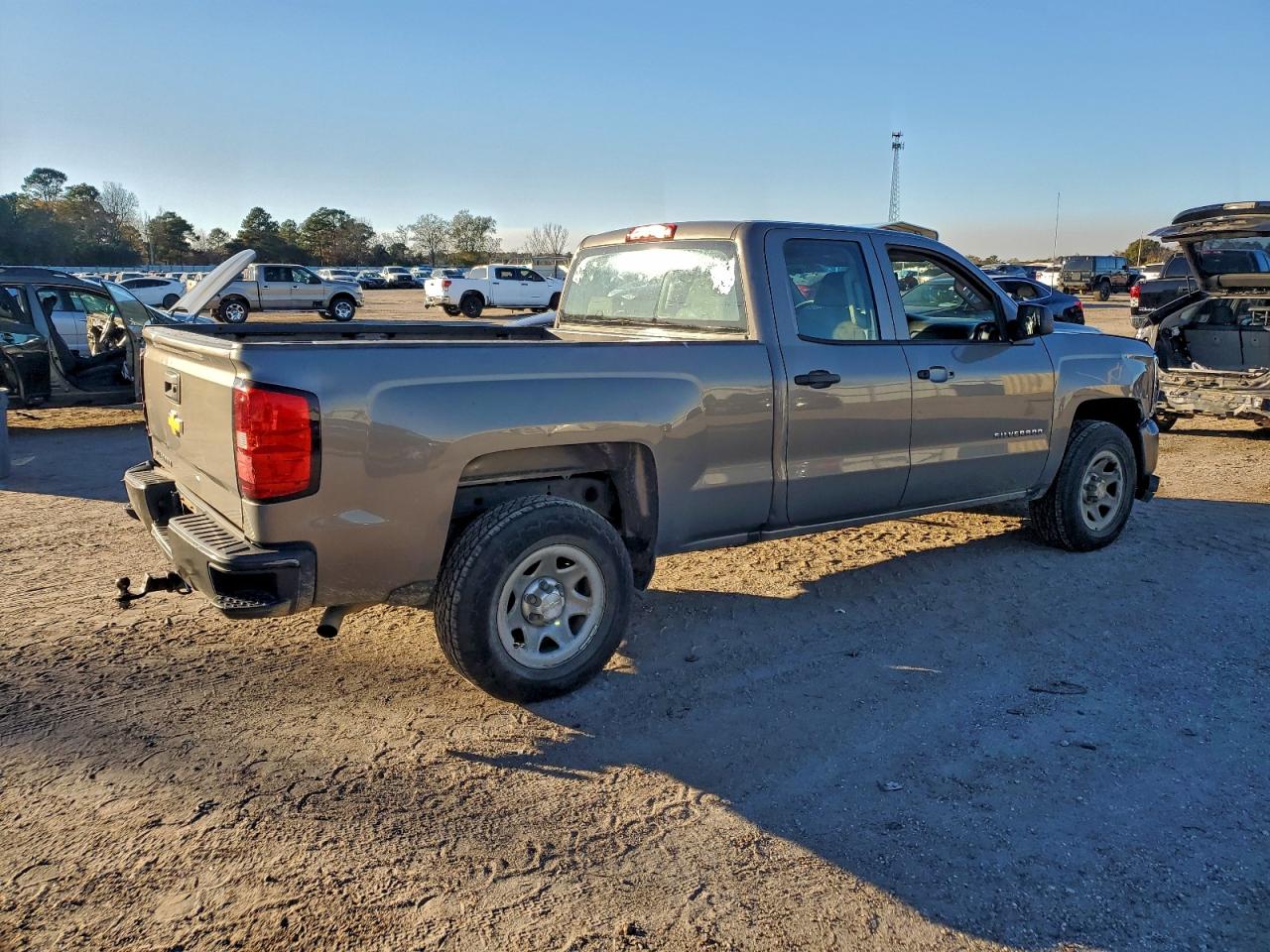 2017 CHEVROLET SILVERADO C1500 photo 3