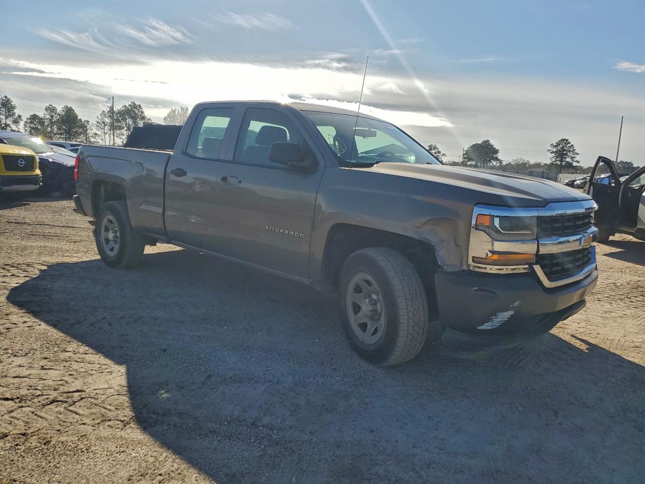 2017 CHEVROLET SILVERADO C1500 photo 4