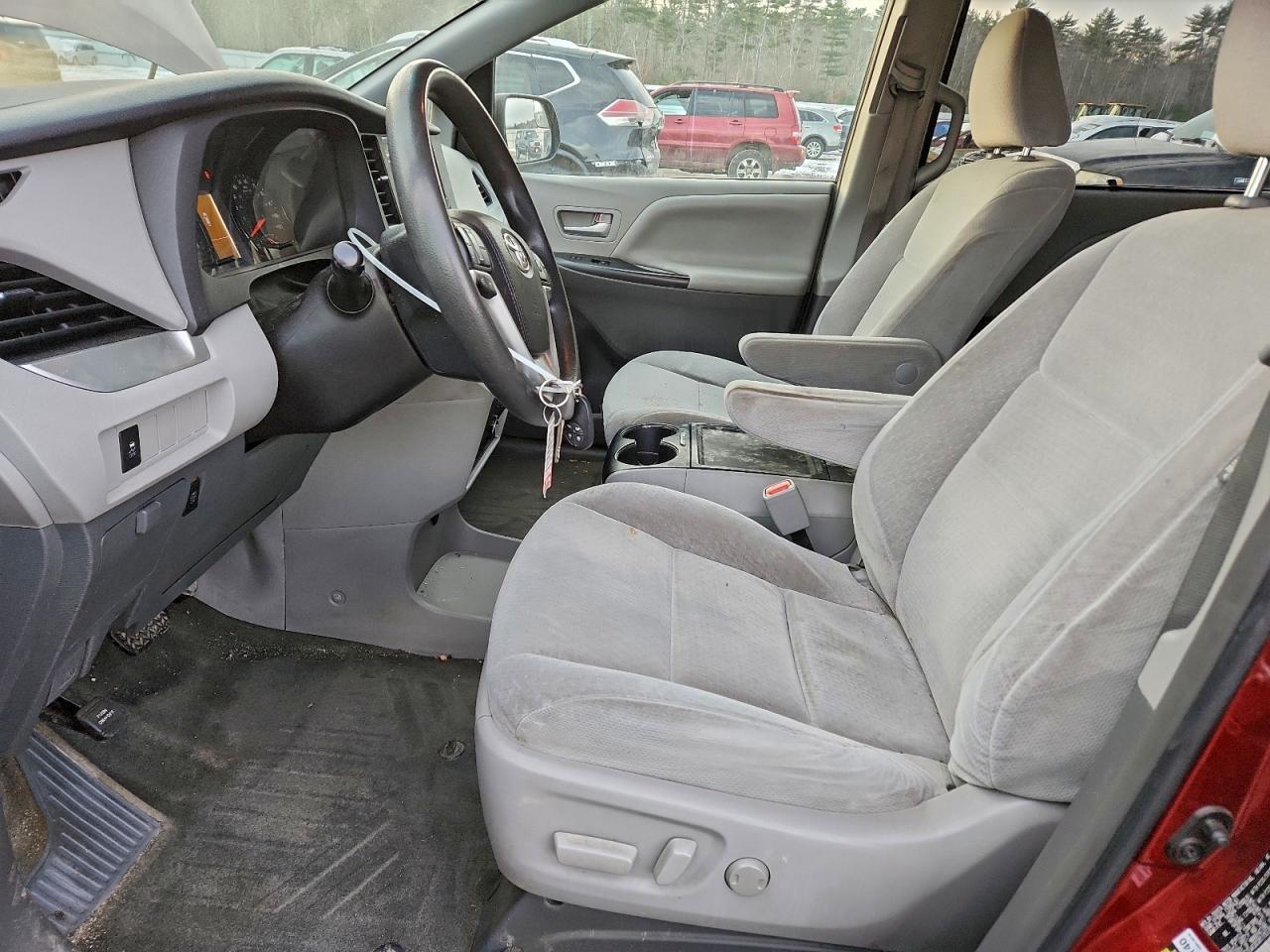 2015 TOYOTA SIENNA LE photo 7