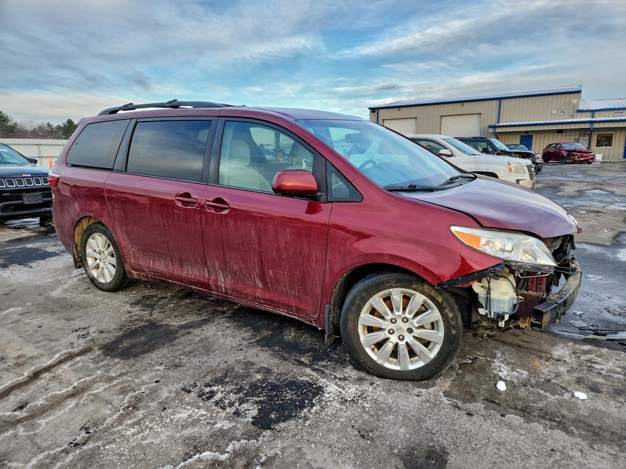 2015 TOYOTA SIENNA LE photo 4