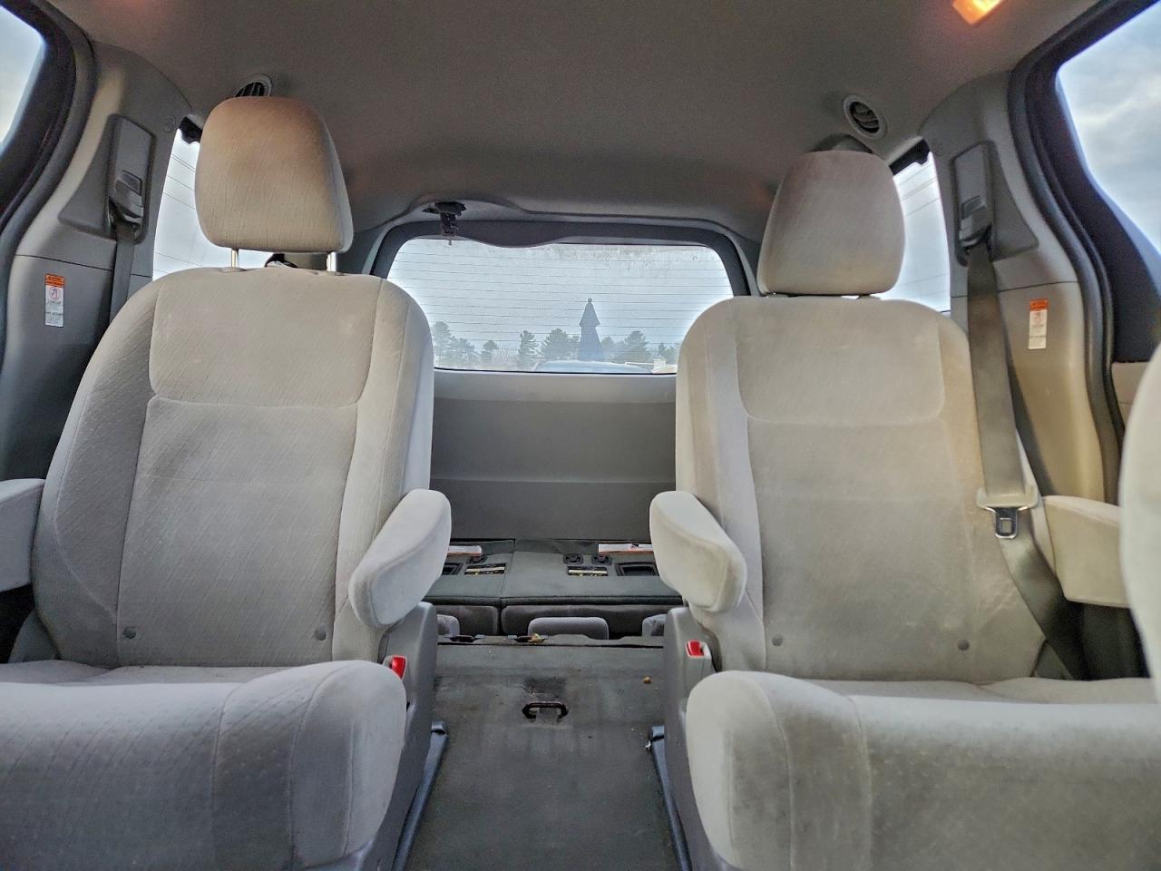 2015 TOYOTA SIENNA LE photo 10