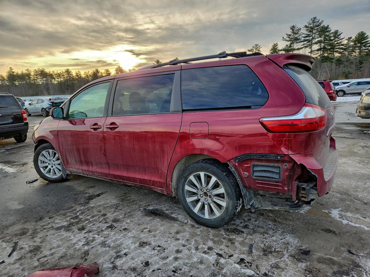 2015 TOYOTA SIENNA LE photo 2