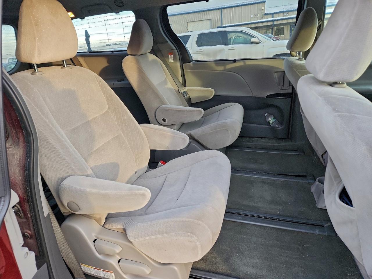 2015 TOYOTA SIENNA LE photo 11