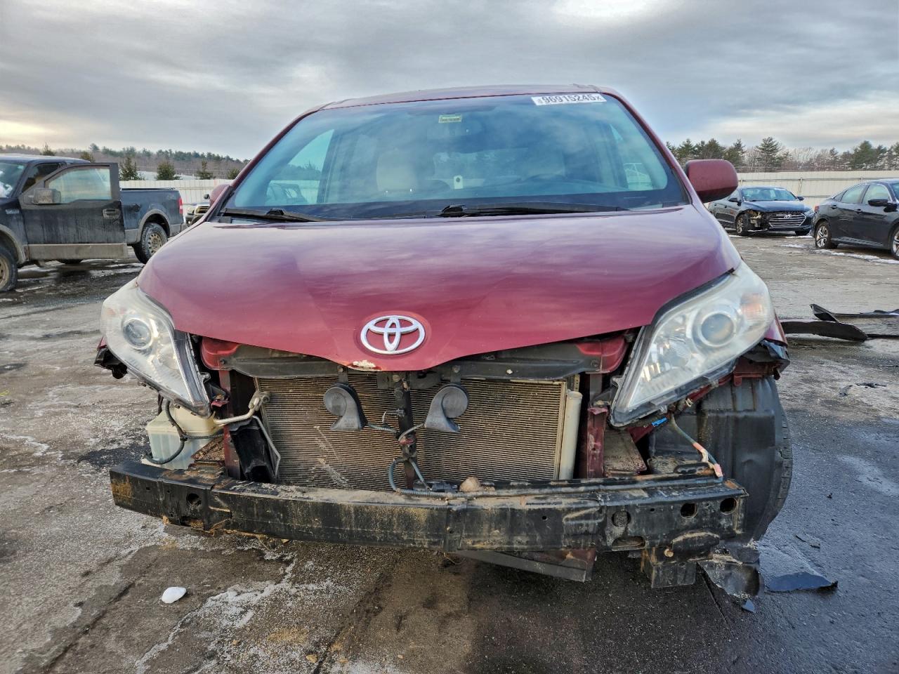 2015 TOYOTA SIENNA LE photo 5