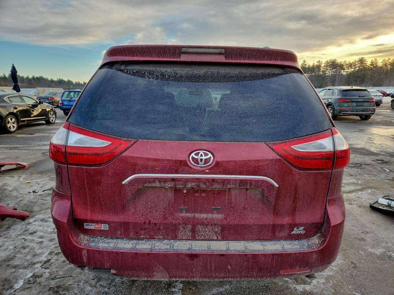 2015 TOYOTA SIENNA LE photo 6