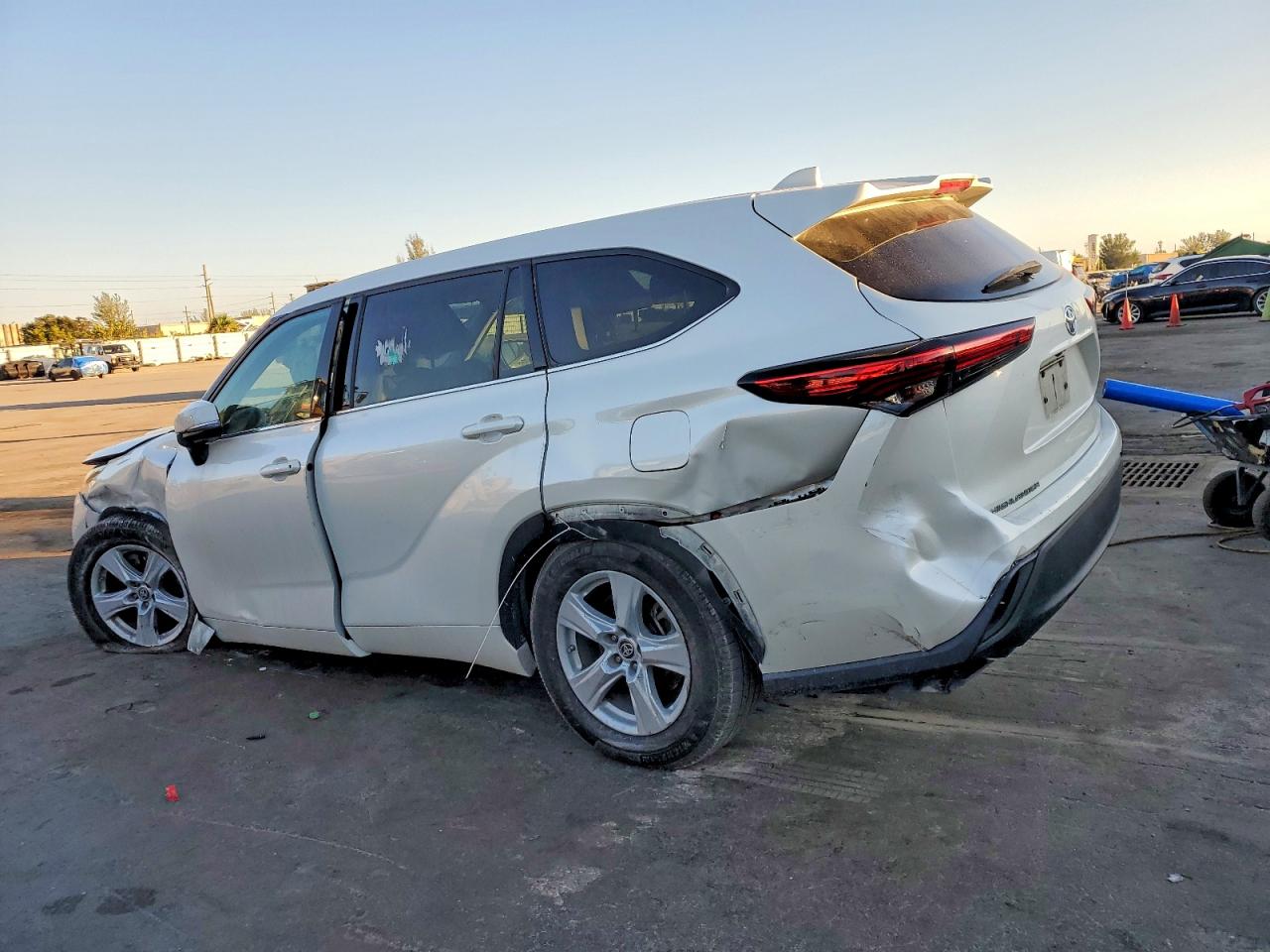 2021 TOYOTA HIGHLANDER L photo 2