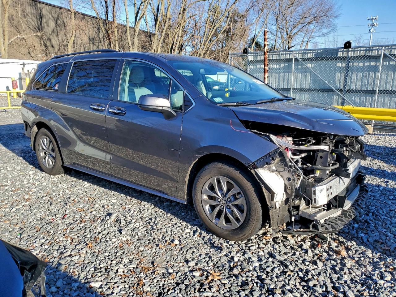 2022 TOYOTA SIENNA XLE photo 4