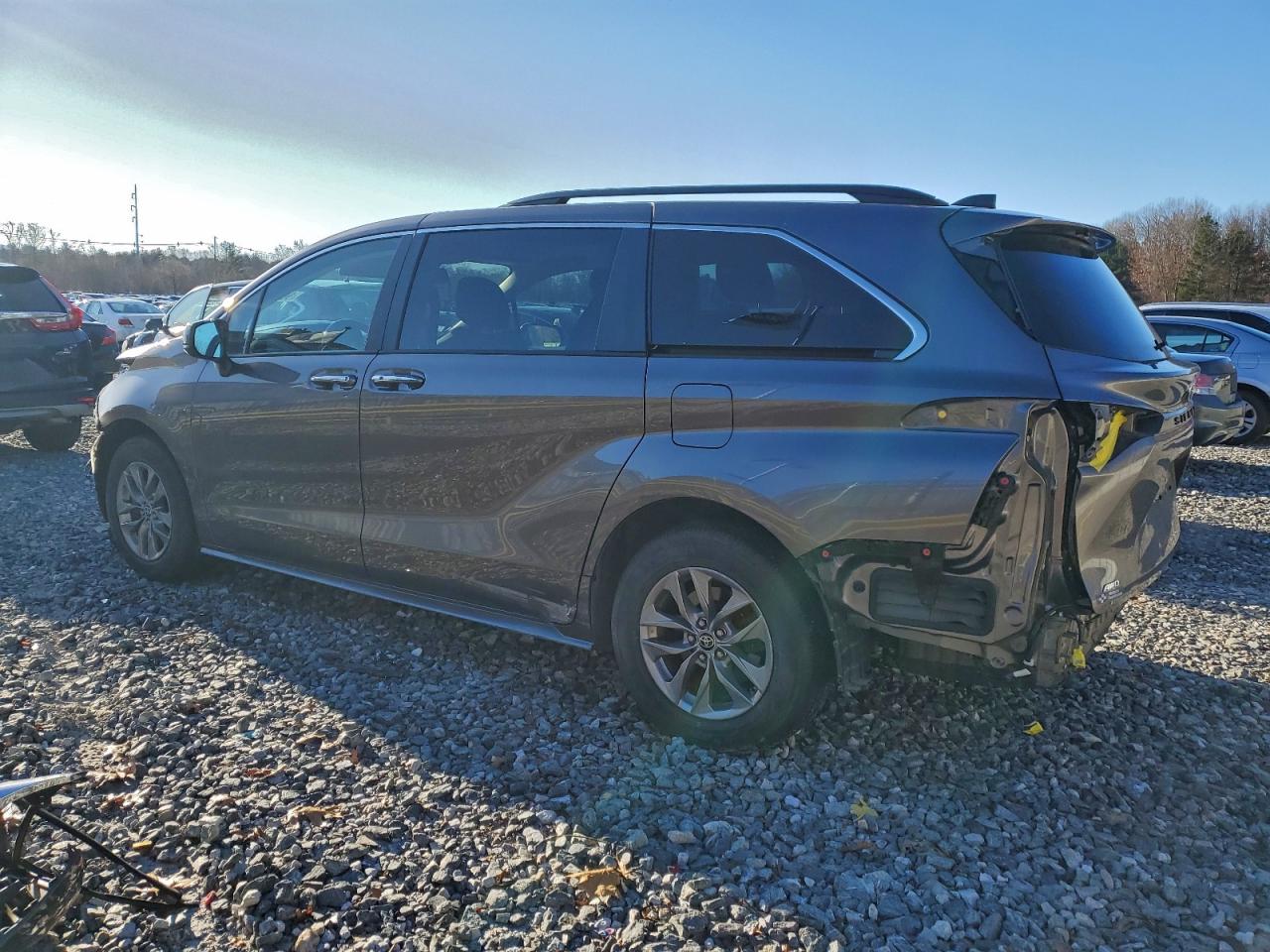 2022 TOYOTA SIENNA XLE photo 2
