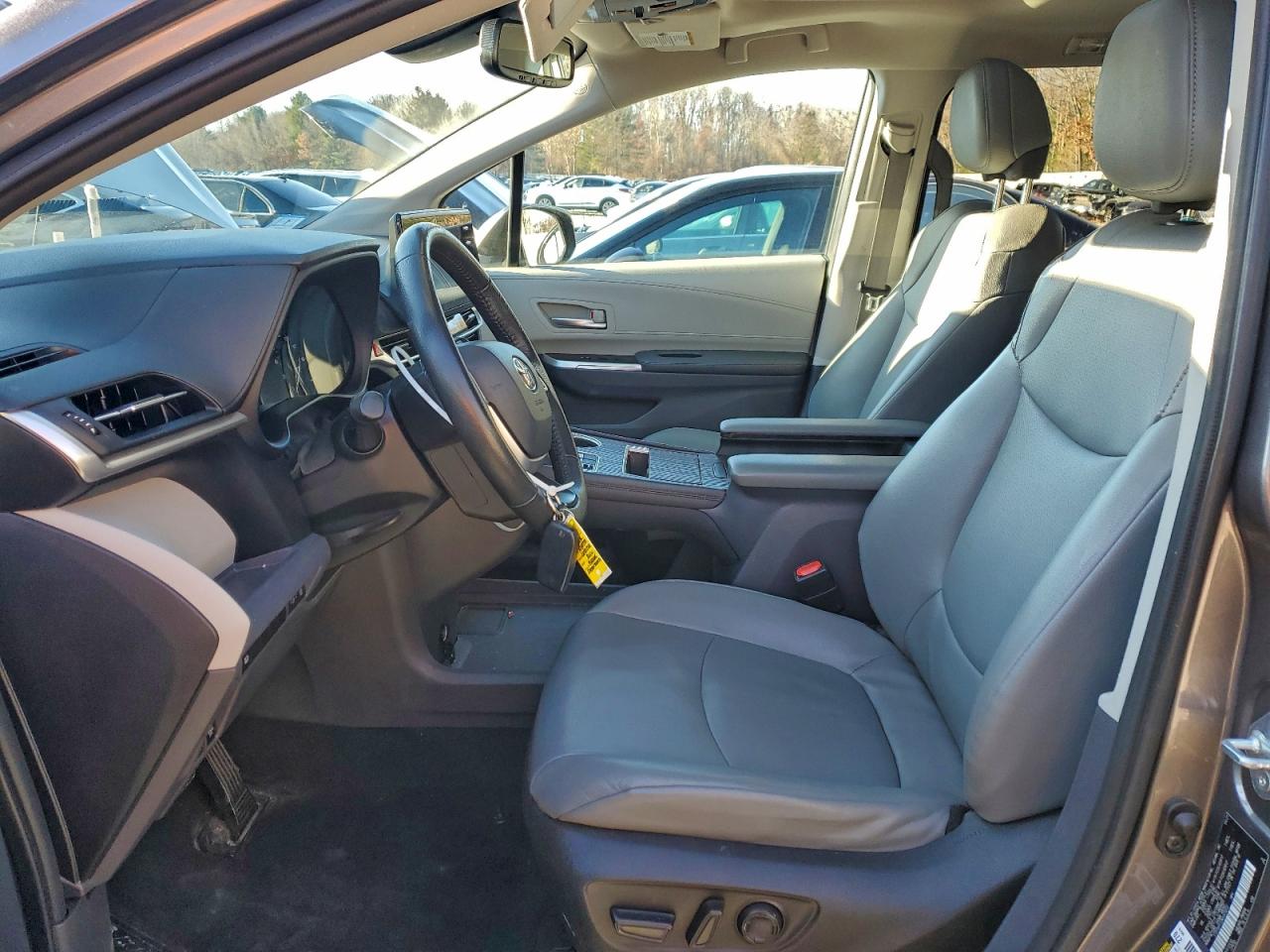2022 TOYOTA SIENNA XLE photo 7
