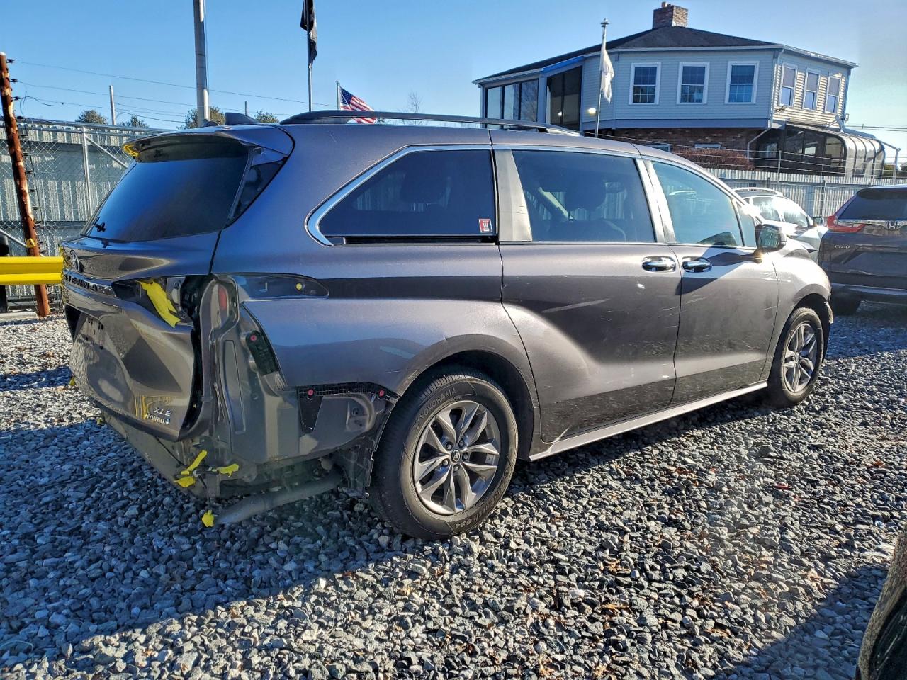 2022 TOYOTA SIENNA XLE photo 3