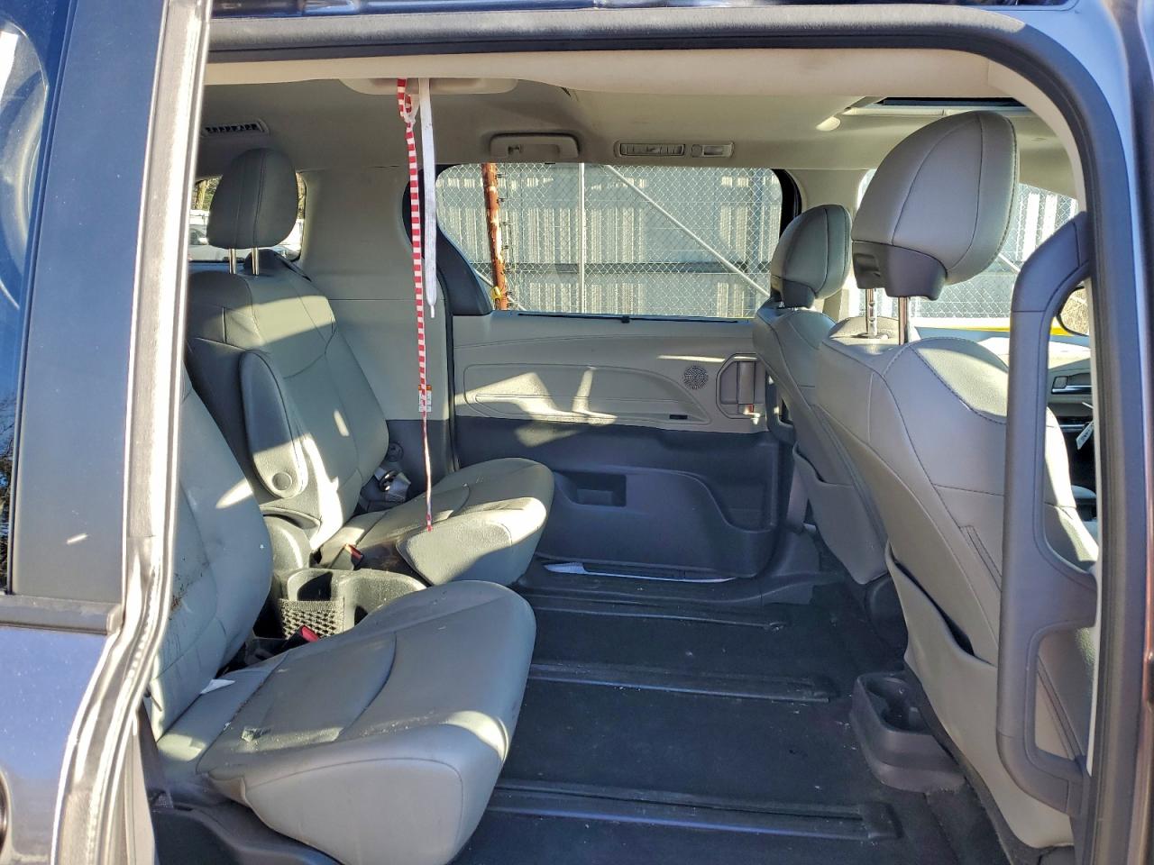 2022 TOYOTA SIENNA XLE photo 11
