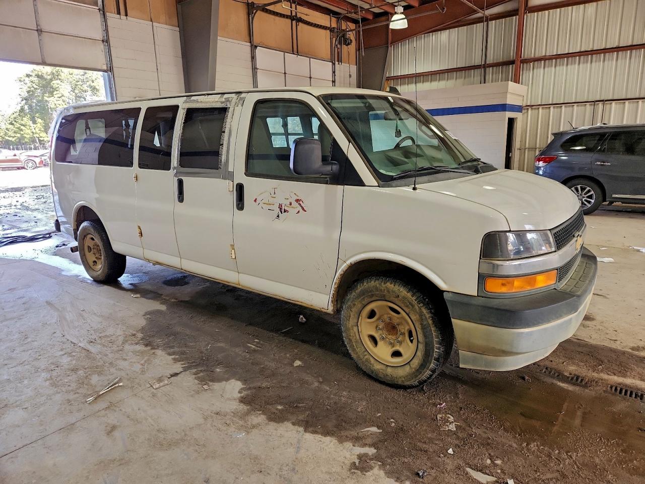 2018 CHEVROLET EXPRESS G3500 LT photo 4