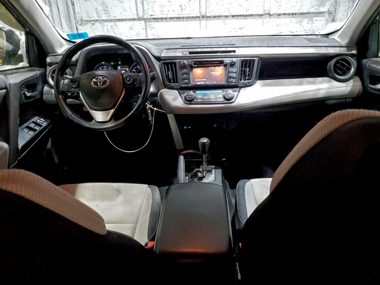 2016 TOYOTA RAV4 XLE photo 8