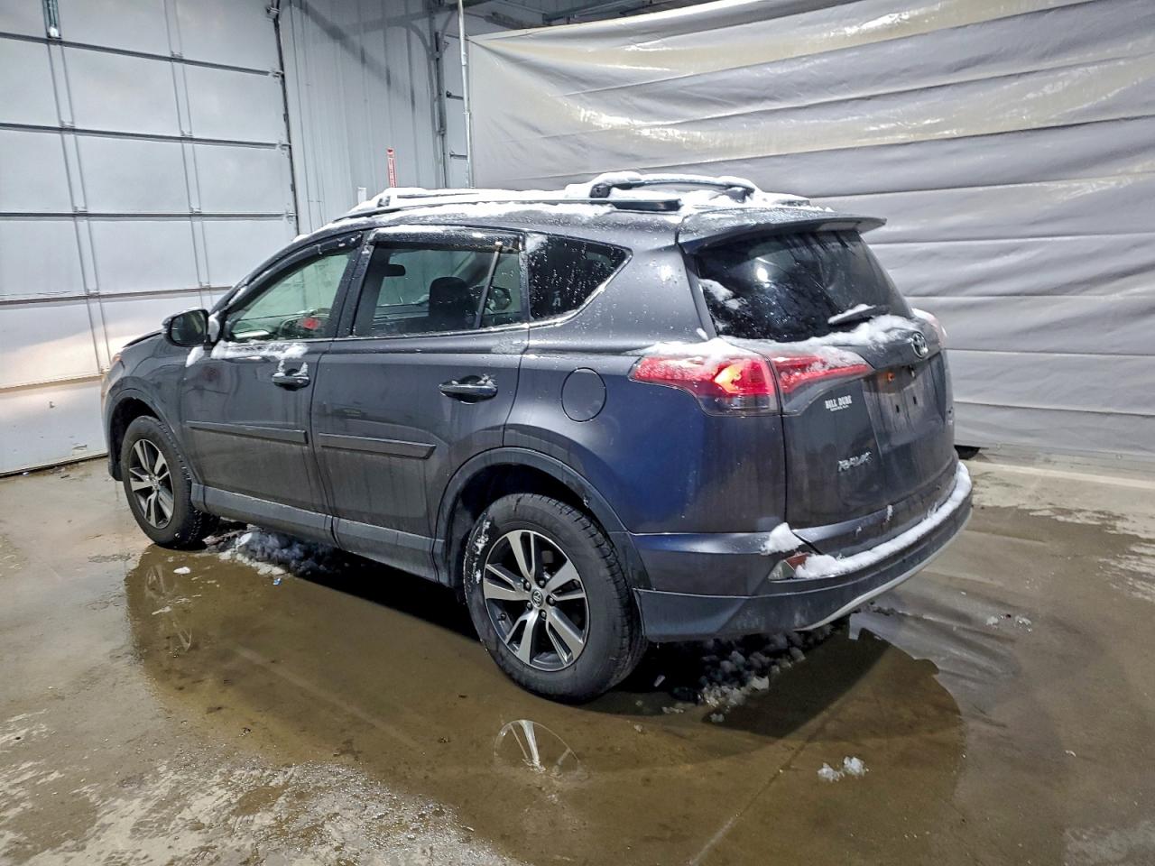 2016 TOYOTA RAV4 XLE photo 2