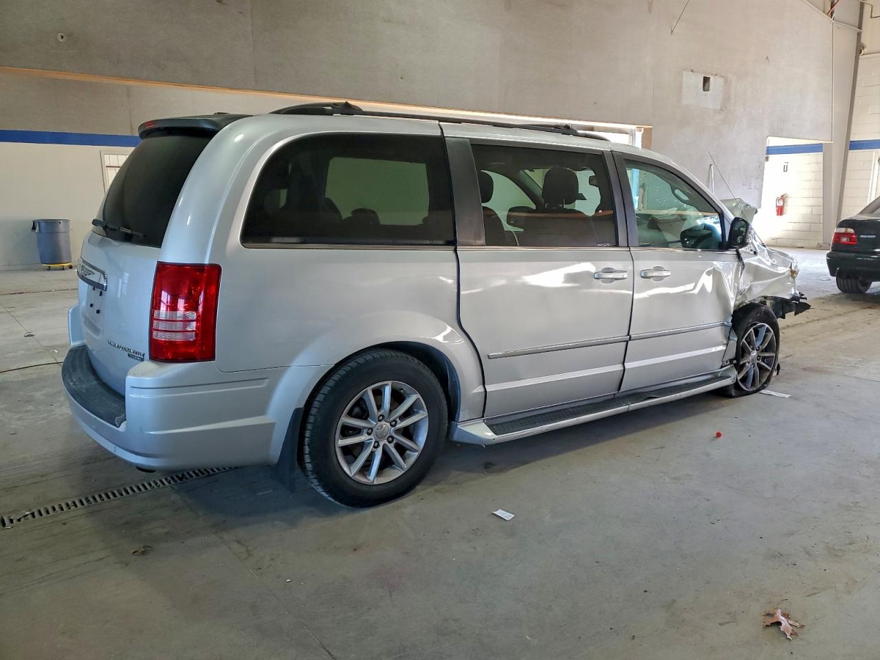 2010 CHRYSLER TOWN & COUNTRY TOURING PLUS photo 3