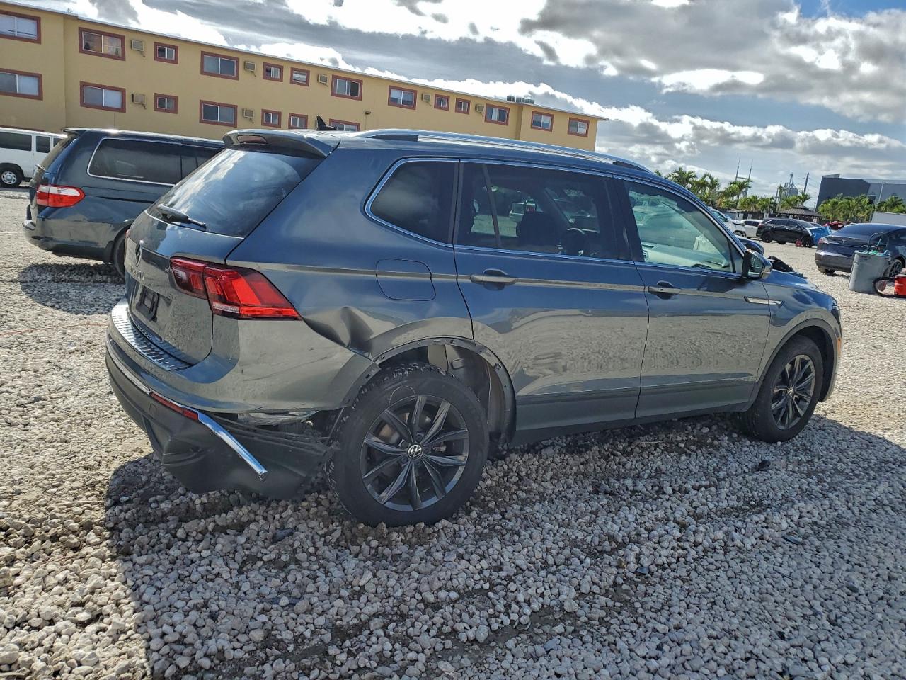 2024 VOLKSWAGEN TIGUAN SE photo 3