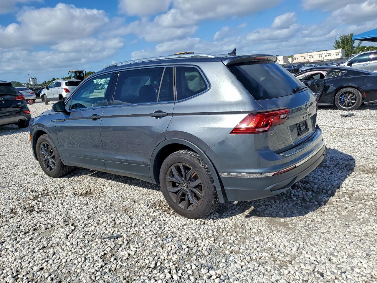 2024 VOLKSWAGEN TIGUAN SE photo 2