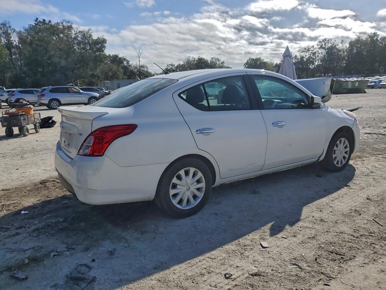 2019 NISSAN VERSA S photo 3