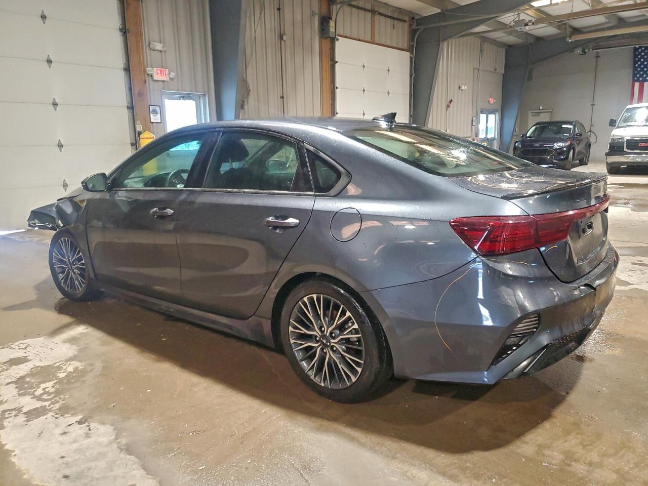 2023 KIA FORTE GT LINE photo 2