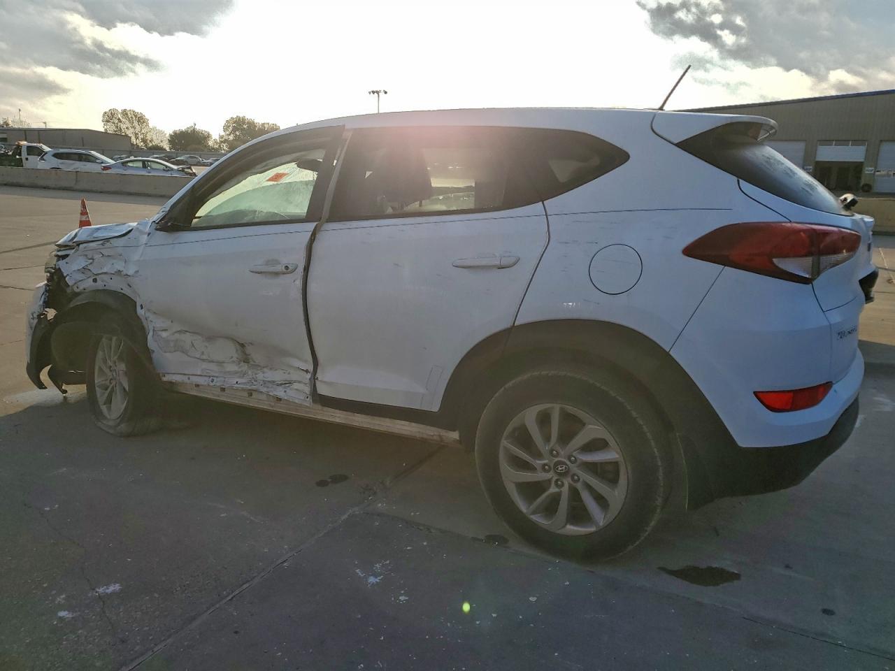 2017 HYUNDAI TUCSON SE photo 2