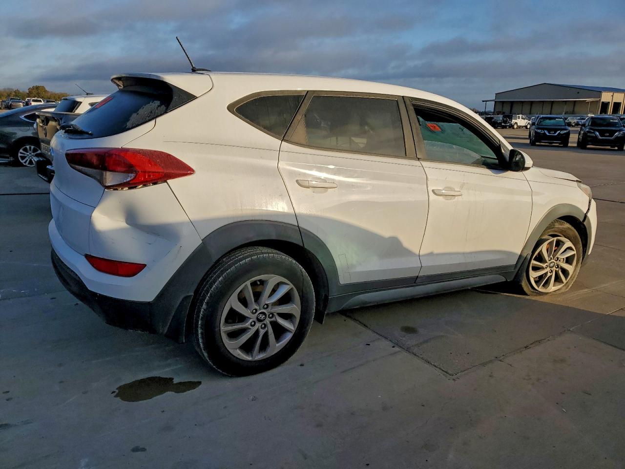 2017 HYUNDAI TUCSON SE photo 3