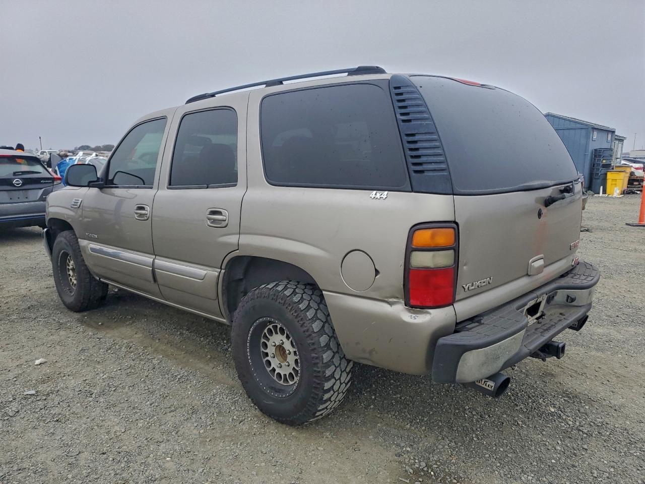 2003 GMC YUKON photo 2