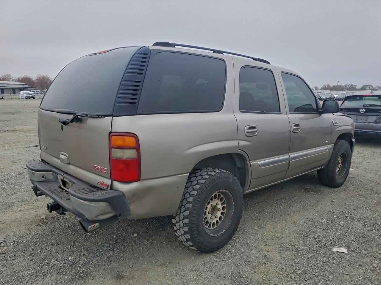 2003 GMC YUKON photo 3