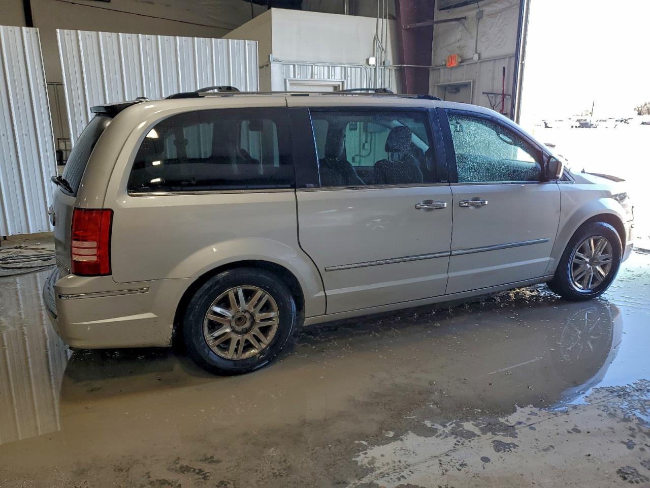 2010 CHRYSLER TOWN & COUNTRY LIMITED photo 3