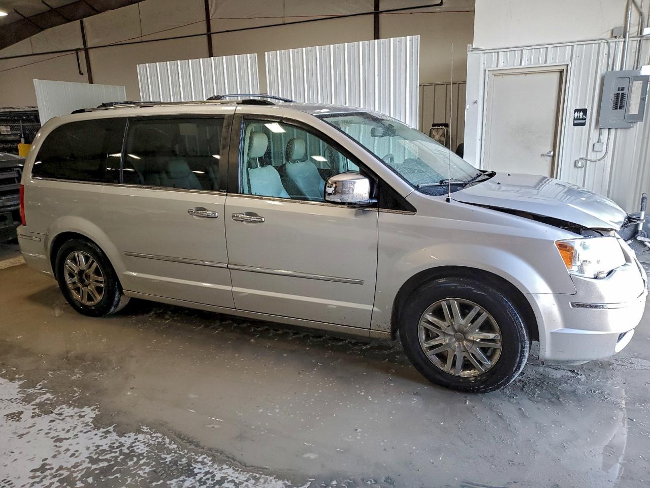2010 CHRYSLER TOWN & COUNTRY LIMITED photo 4