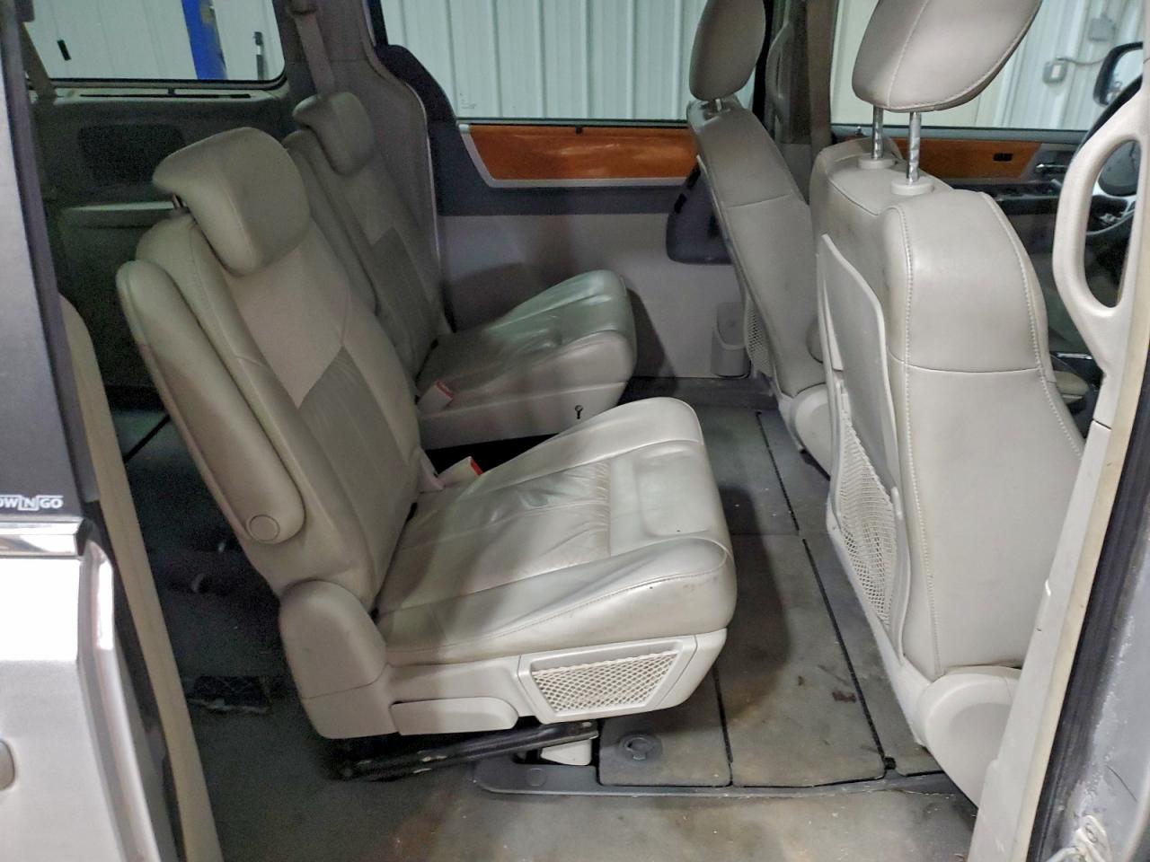 2010 CHRYSLER TOWN & COUNTRY LIMITED photo 10