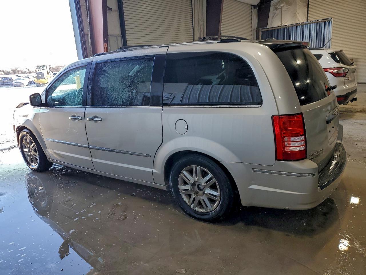2010 CHRYSLER TOWN & COUNTRY LIMITED photo 2