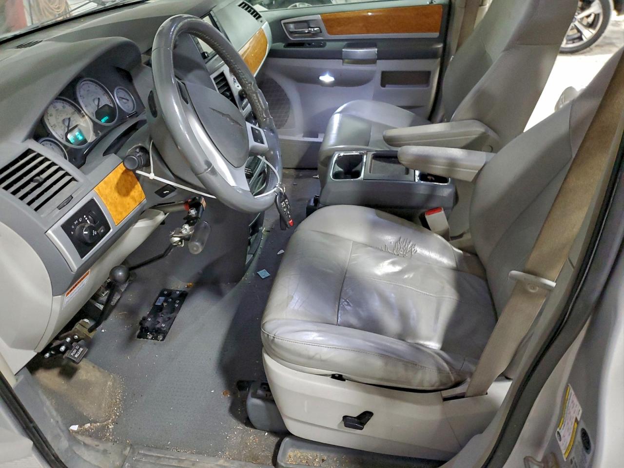 2010 CHRYSLER TOWN & COUNTRY LIMITED photo 7