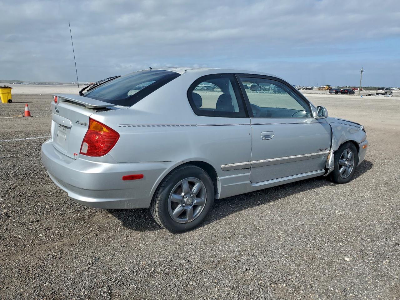 2005 HYUNDAI ACCENT GS photo 3