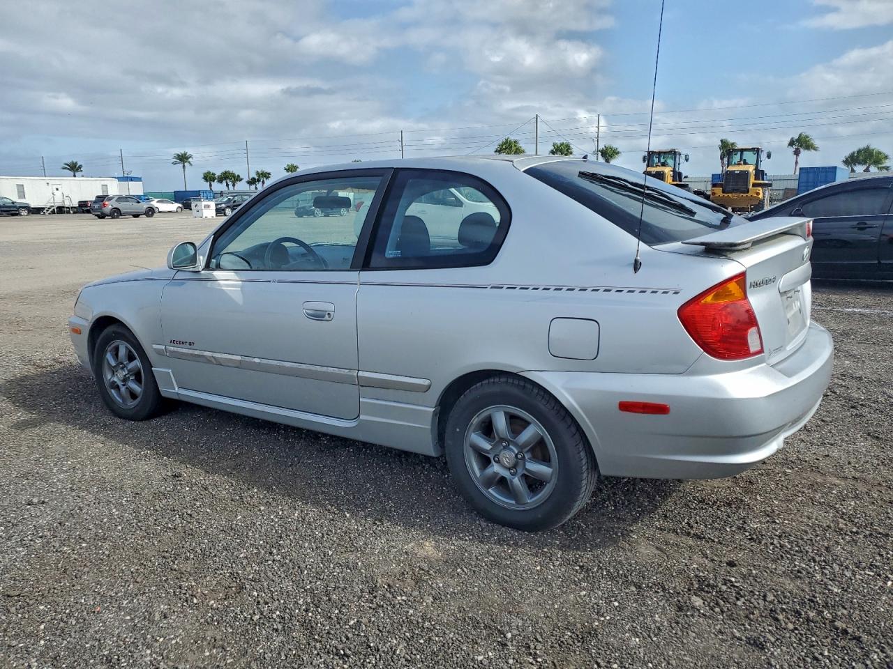 2005 HYUNDAI ACCENT GS photo 2