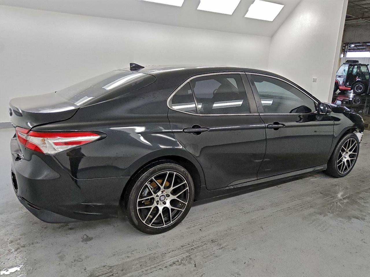 2020 TOYOTA CAMRY LE photo 3