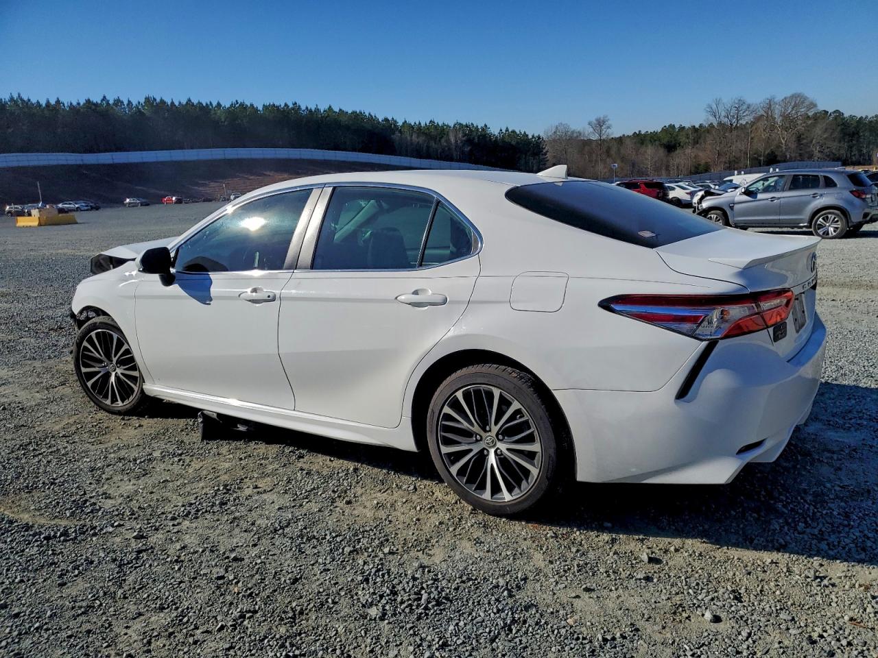 2020 TOYOTA CAMRY SE photo 2