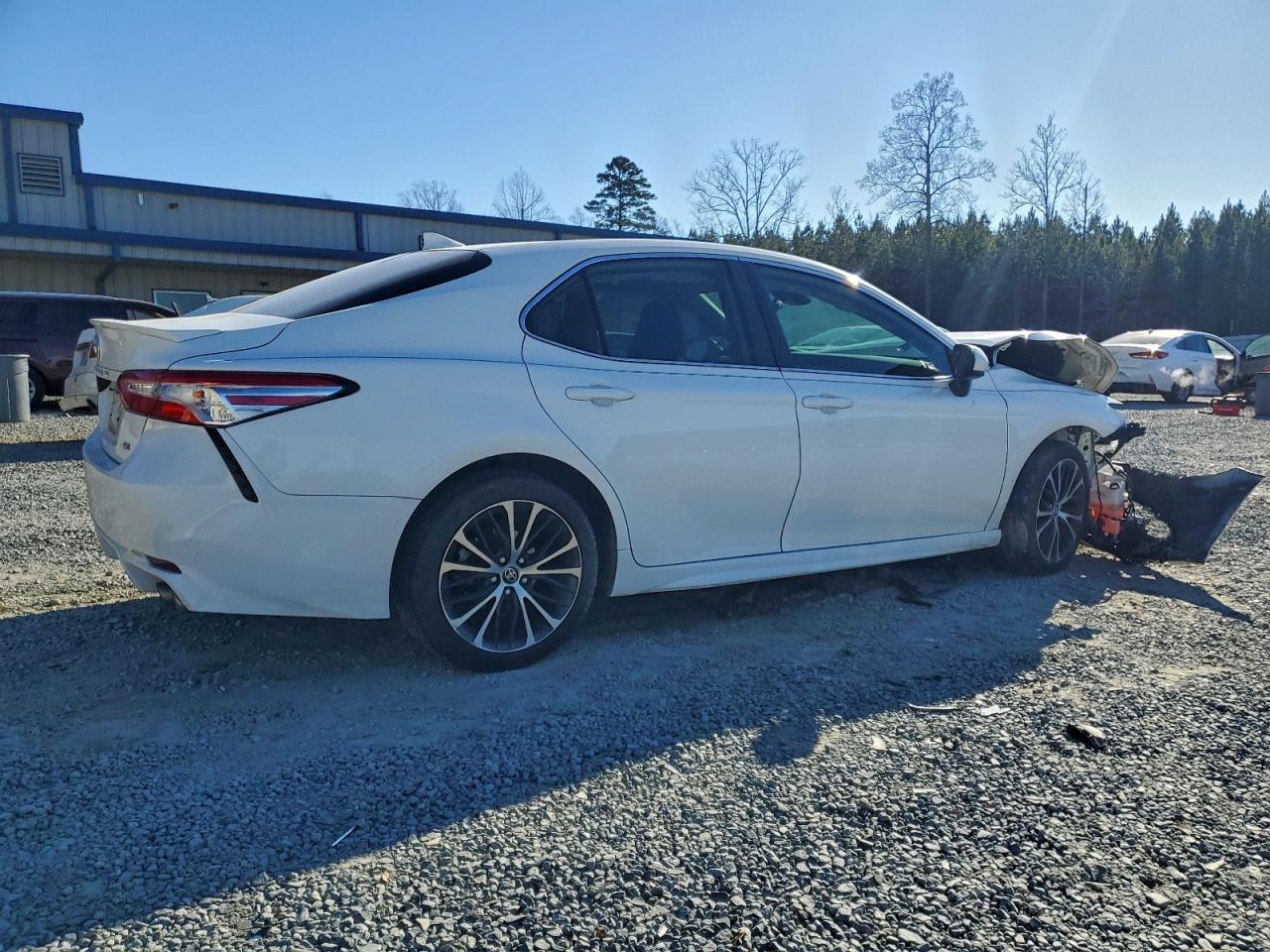 2020 TOYOTA CAMRY SE photo 3