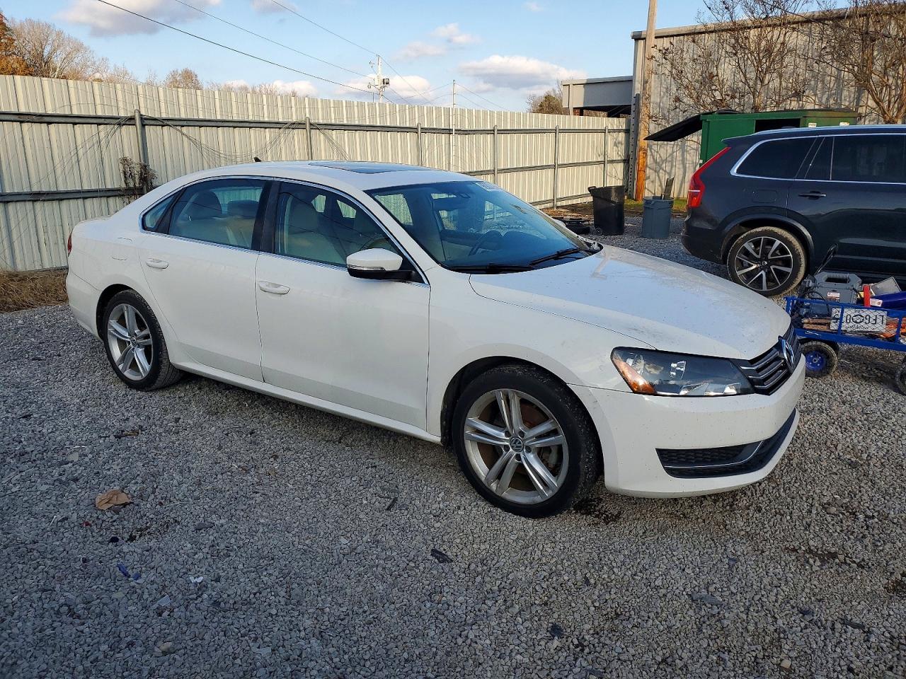 2014 VOLKSWAGEN PASSAT SE photo 4