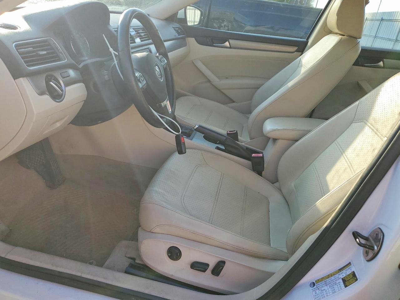 2014 VOLKSWAGEN PASSAT SE photo 7